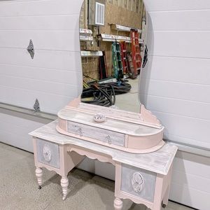 Champagne 🍾 pink vanity